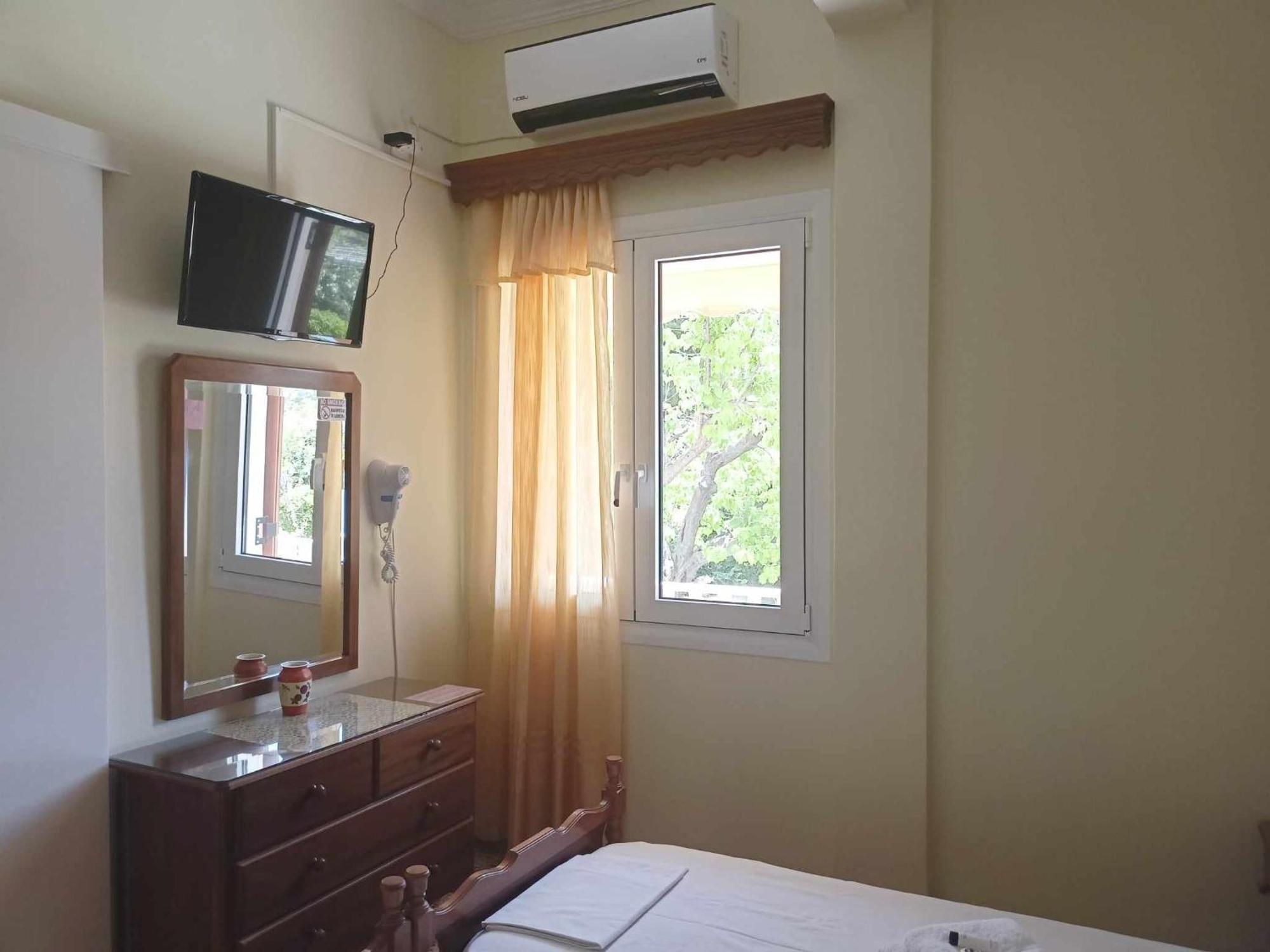 Finikas Rooms Agia Marina  Bagian luar foto