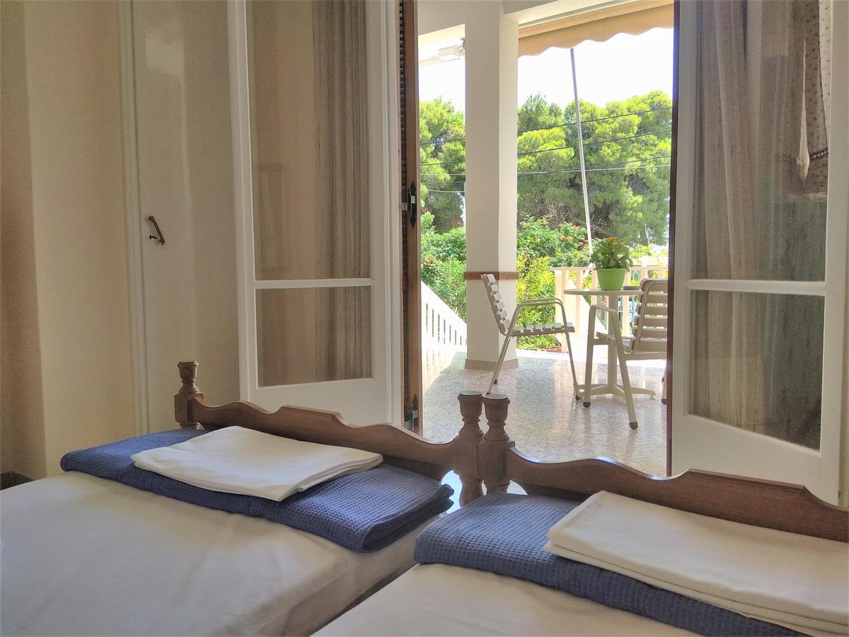 Finikas Rooms Agia Marina  Bagian luar foto
